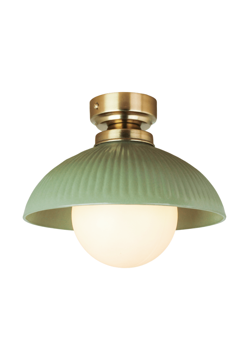 Elliot Ø30 Groente plafondlamp Van Strömshaga - De groene metalen kap heeft een decoratieve gegroefde structuur en is gecombineerd met details in messing die de lamp een elegante uitstraling geven.