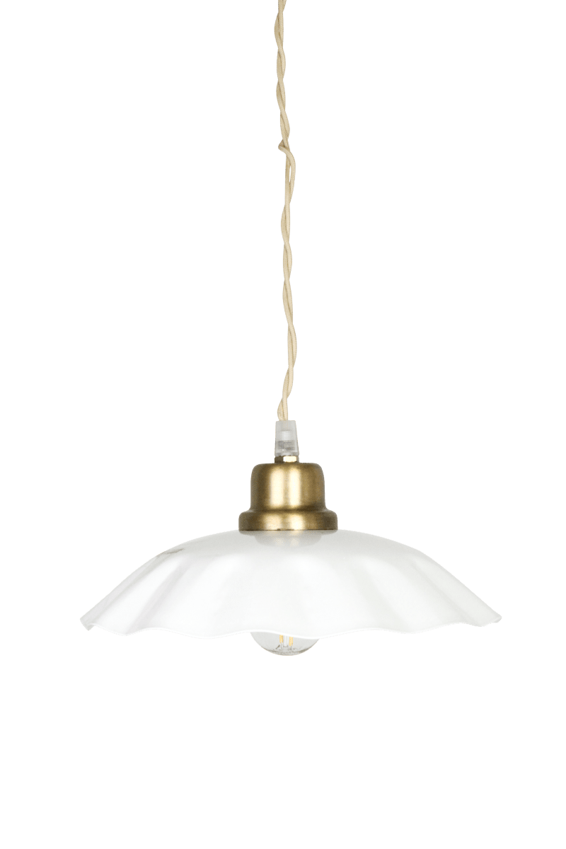  Diana Ø23 Wit hanglamp Van Strömshaga - De witte metalen kap heeft een zacht gebogen rand die de lamp een decoratief karakter geeft, terwijl de details in geborsteld messing een mooi contrast vormen.