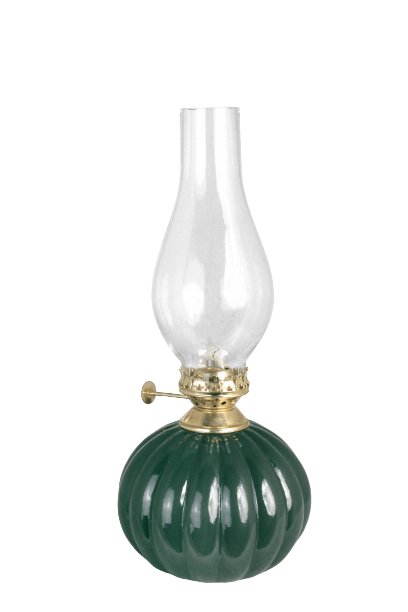  Olga Groente Van Strömshaga - De ronde lampvoet van groen glas heeft een geribbelde structuur die de lamp extra karakter geeft en mooi combineert met de brander in antiek messing.