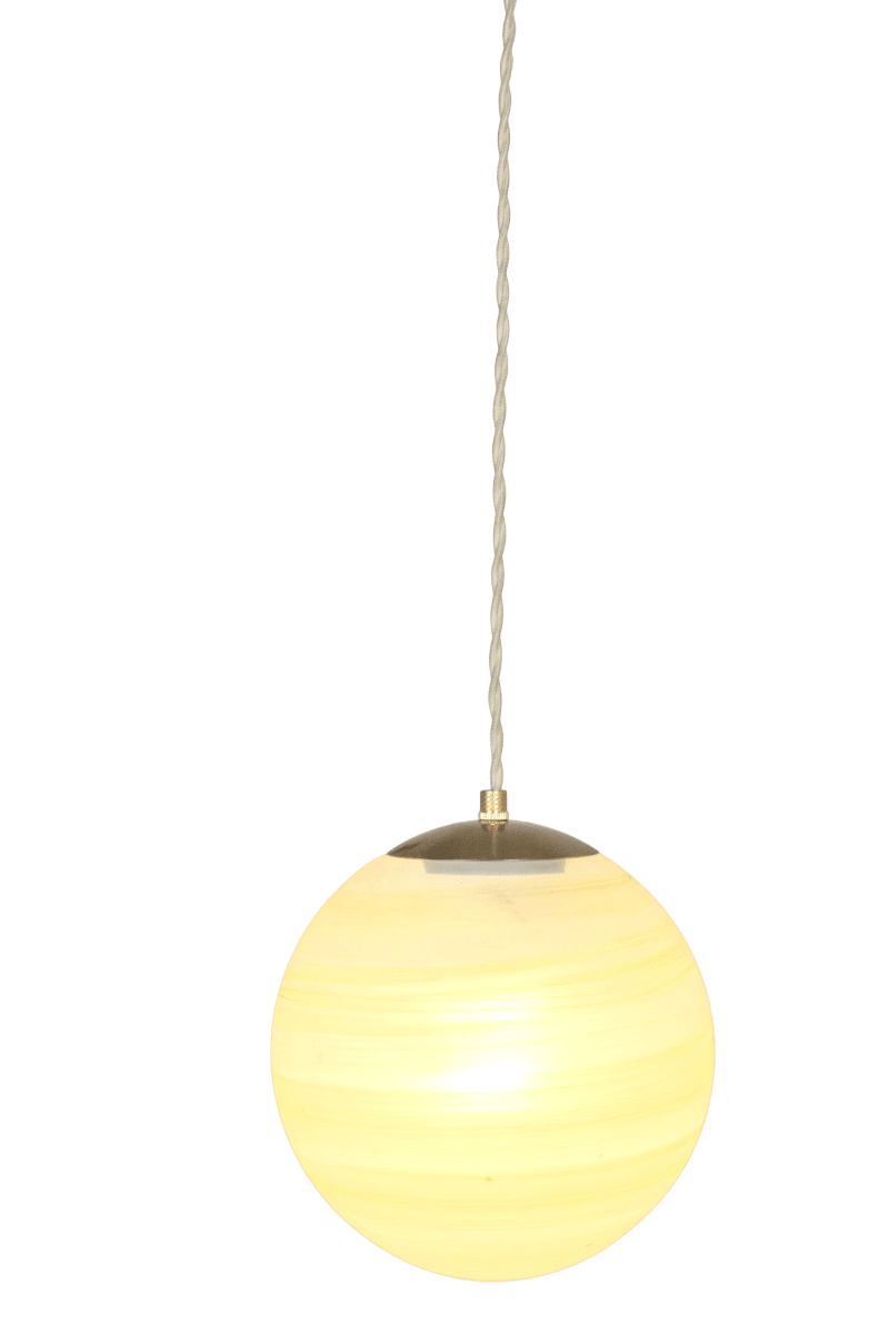Fabian Ø20 Groente hanglamp Van Strömshaga - De bolvormige glazen kap van mat groen en wit glas zorgt voor een zacht en aangenaam licht, terwijl de messing afwerking de tijdloze, eeuwwisseling-achtige sfeer van de lamp versterkt.