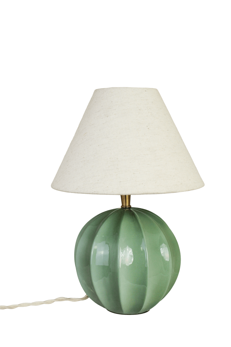 Marit 24cm Groente lampenvoet Van Strömshaga - Marit is een elegante lampvoet van groen glas met een zacht afgeronde vorm en decoratieve details die hem een klassieke uitstraling geven.