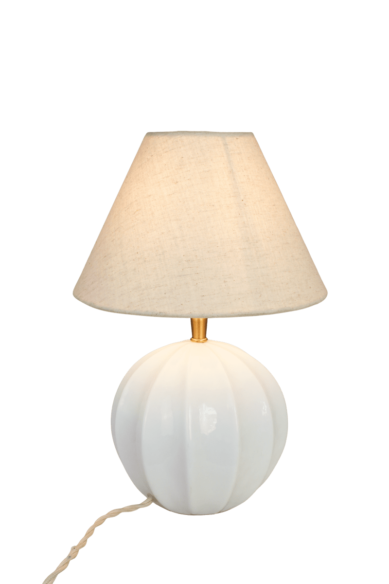 Marit 24cm Wit lampenvoet Van Strömshaga - Marit is een elegante lampvoet van wit opaalglas met een zacht afgeronde vorm en decoratieve details die hem een klassieke uitstraling geven.