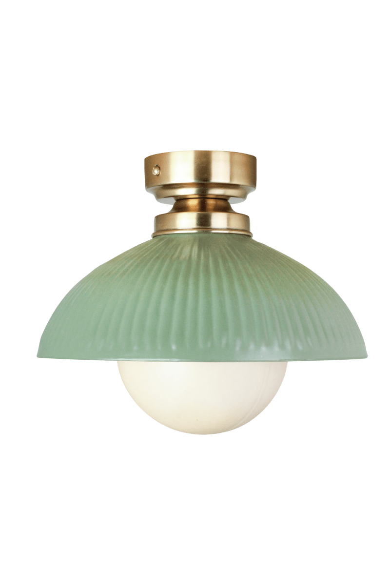 Elliot Ø30 Groente plafondlamp Van Strömshaga - De groene metalen kap heeft een decoratieve gegroefde structuur en is gecombineerd met details in messing die de lamp een elegante uitstraling geven.