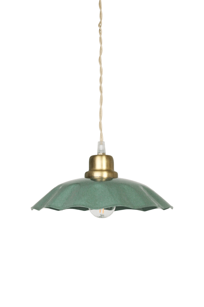  Diana Ø23 Groente hanglamp Van Strömshaga - De groene metalen kap heeft een zacht gebogen rand die de lamp een decoratief karakter geeft, terwijl de details in geborsteld messing een mooi contrast vormen.