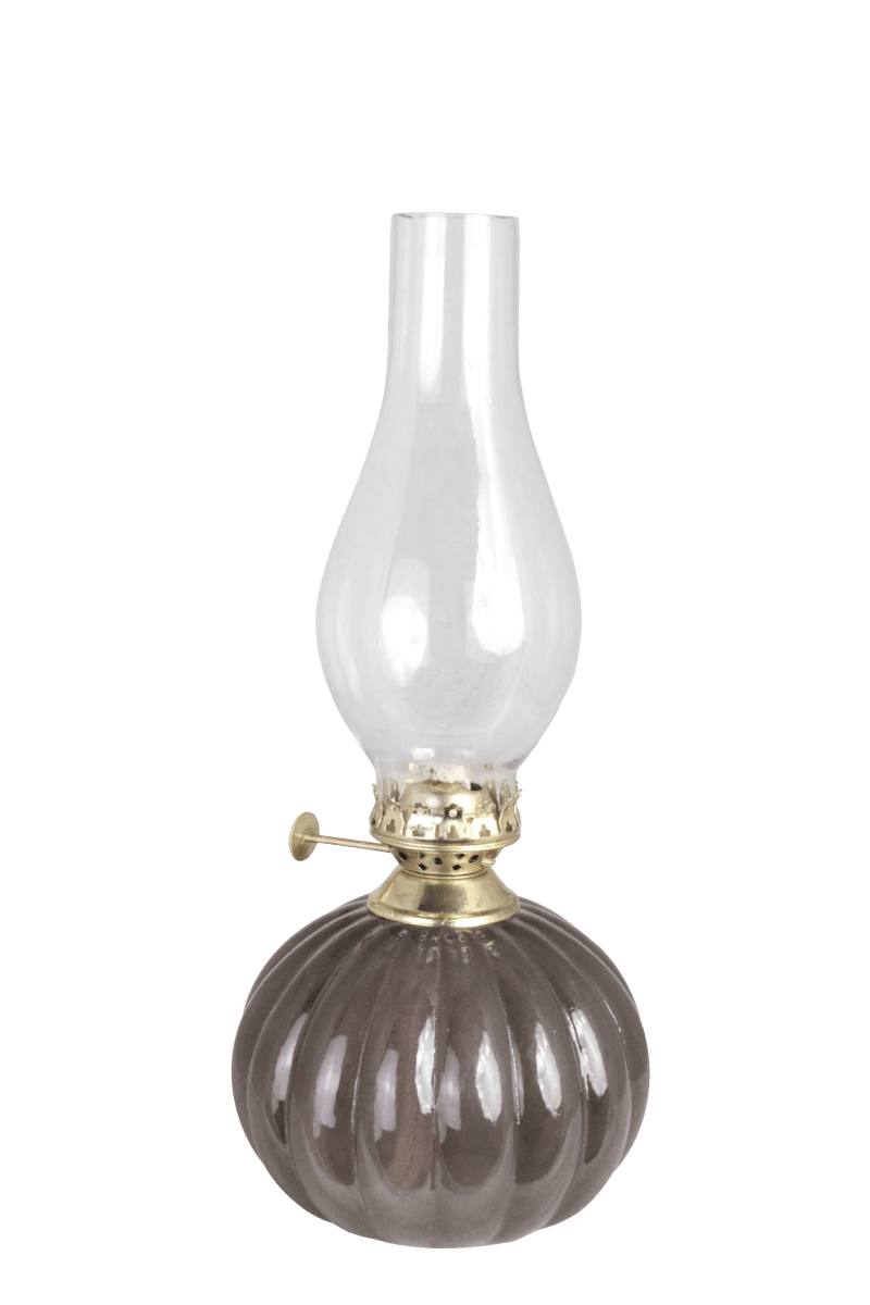  Olga Bruin Van Strömshaga - De ronde lampvoet van bruin glas heeft een geribbelde structuur die de lamp extra karakter geeft en mooi combineert met de brander in antiek messing.