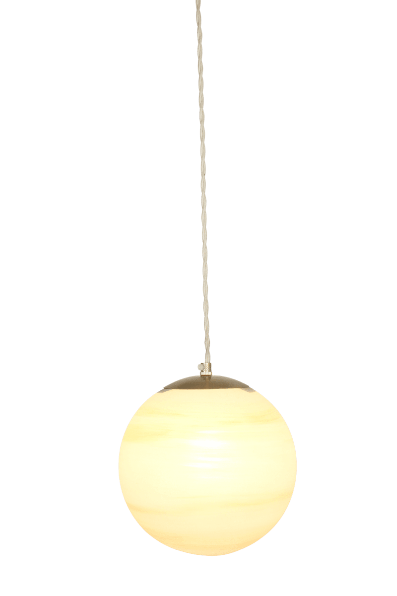 Fabian Ø20 Perzik hanglamp Van Strömshaga - De bolvormige kap van mat glas in wit en perzikkleurig glas zorgt voor een zacht en aangenaam licht, terwijl de messing afwerking de tijdloze, eeuwwisseling-achtige sfeer van de lamp versterkt.