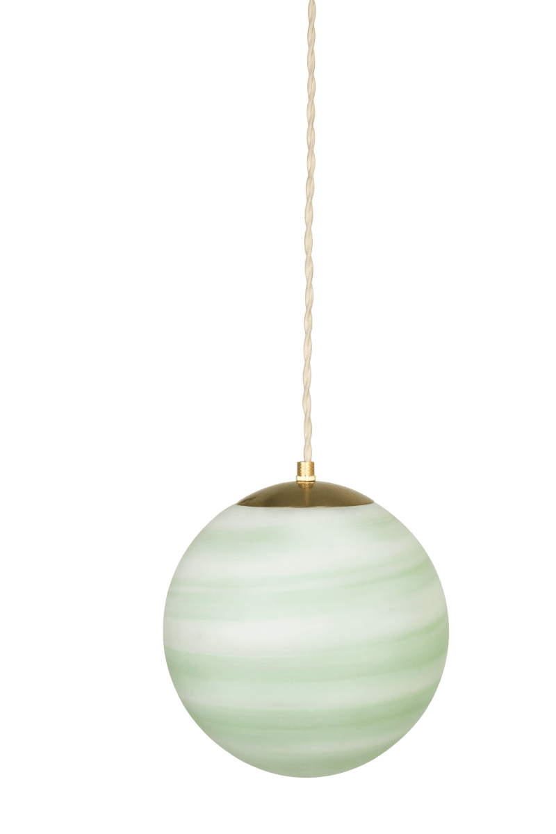 Fabian Ø20 Groente hanglamp Van Strömshaga - De bolvormige glazen kap van mat groen en wit glas zorgt voor een zacht en aangenaam licht, terwijl de messing afwerking de tijdloze, eeuwwisseling-achtige sfeer van de lamp versterkt.