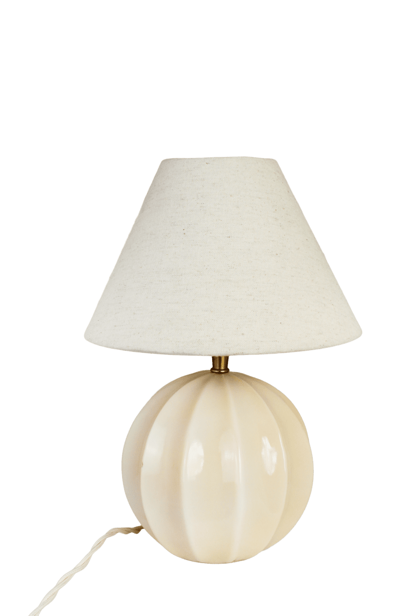 Marit 24cm Beige lampenvoet Van Strömshaga - Marit is een elegante lampvoet van beige glas met een zacht afgeronde vorm en decoratieve details die hem een klassieke uitstraling geven.