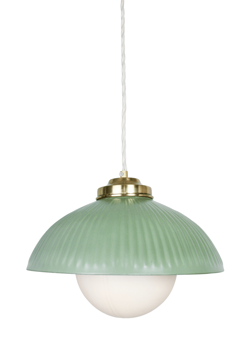 Elliot Ø30 Groente hanglamp Van Strömshaga - De groene metalen kap heeft een decoratieve ribbelstructuur en is gecombineerd met details in messing en een witte glazen kap die een zacht en aangenaam licht verspreidt.
