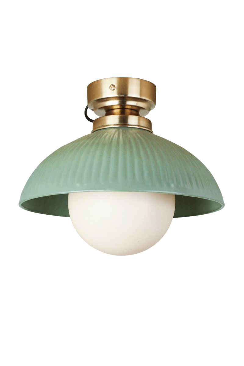 Elliot Ø30 Groente plafondlamp Van Strömshaga - De groene metalen kap heeft een decoratieve gegroefde structuur en is gecombineerd met details in messing die de lamp een elegante uitstraling geven.