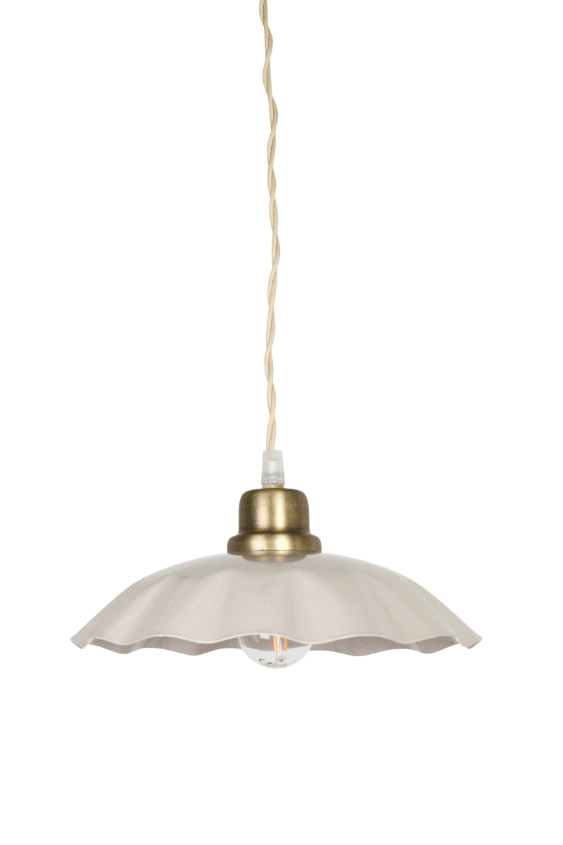 Diana Ø23 Beige hanglamp Van Strömshaga - De beige metalen kap heeft een zacht gebogen rand die de lamp een decoratief karakter geeft, terwijl de details in geborsteld messing een mooi contrast vormen.