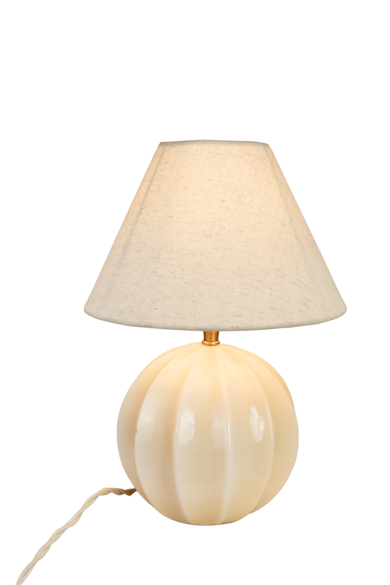 Marit 24cm Beige lampenvoet Van Strömshaga - Marit is een elegante lampvoet van beige glas met een zacht afgeronde vorm en decoratieve details die hem een klassieke uitstraling geven.