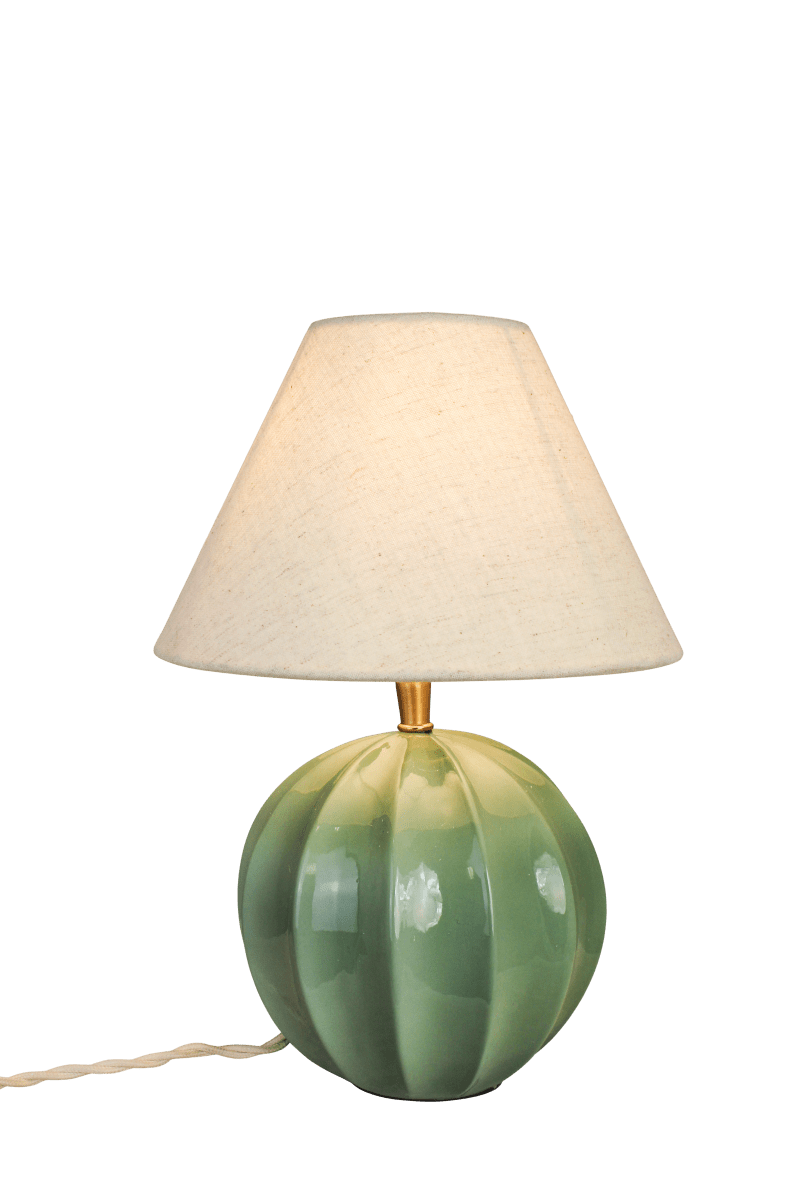 Marit 24cm Groente lampenvoet Van Strömshaga - Marit is een elegante lampvoet van groen glas met een zacht afgeronde vorm en decoratieve details die hem een klassieke uitstraling geven.