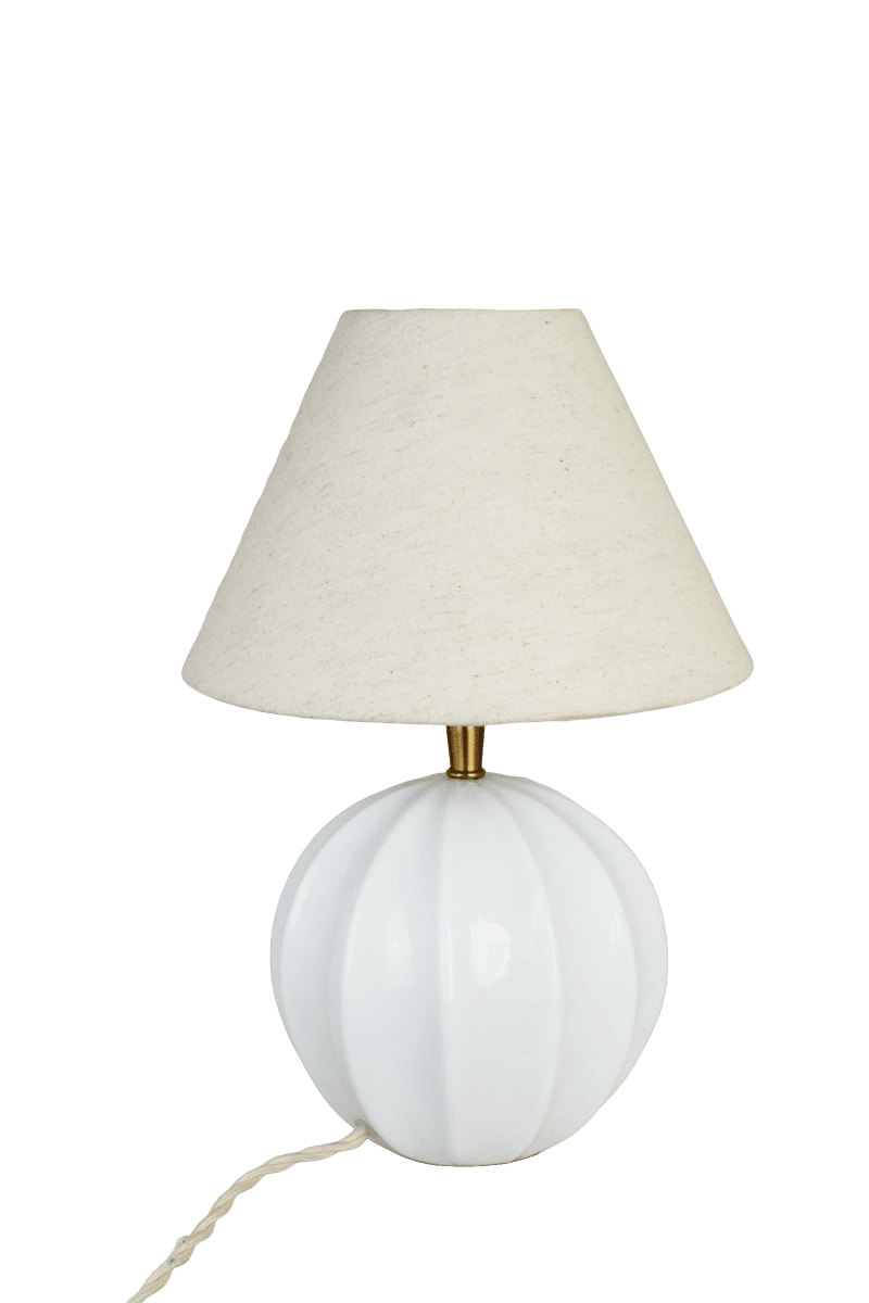 Marit 24cm Wit lampenvoet Van Strömshaga - Marit is een elegante lampvoet van wit opaalglas met een zacht afgeronde vorm en decoratieve details die hem een klassieke uitstraling geven.