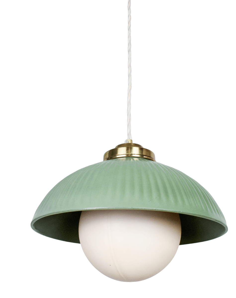 Elliot Ø30 Groente hanglamp Van Strömshaga - De groene metalen kap heeft een decoratieve ribbelstructuur en is gecombineerd met details in messing en een witte glazen kap die een zacht en aangenaam licht verspreidt.