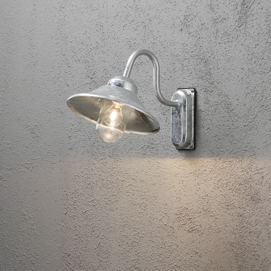 Vega Gegalvaniseerd staal buitenlamp Van Konstsmide - Dankzij de klassieke vorm en de grote kap creëert hij een aangenaam en gericht licht, ideaal voor entrees en terrassen.