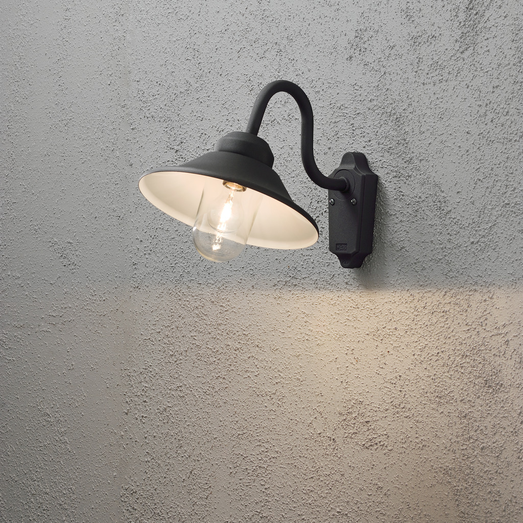 Vega Zwart buitenlamp Van Konstsmide - Dankzij de klassieke vorm en de grote kap creëert hij een aangenaam en gericht licht, ideaal voor entrees en terrassen.