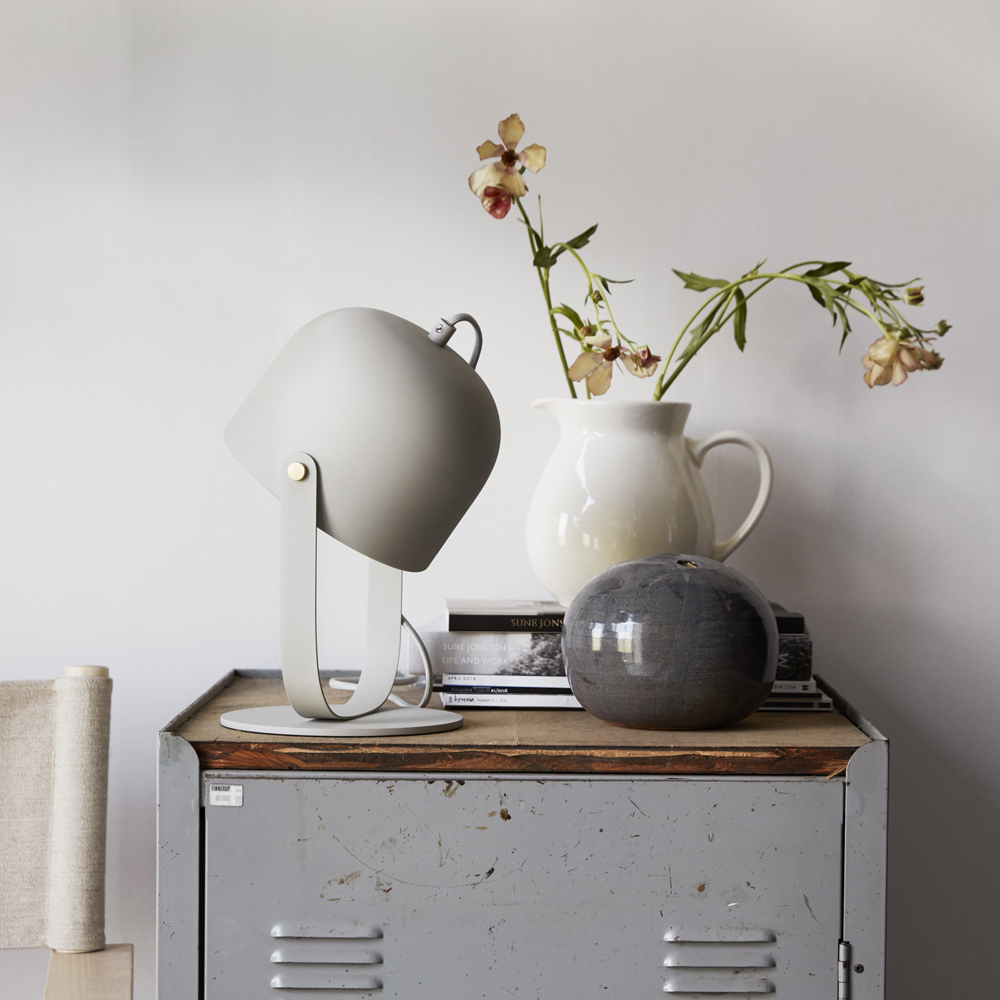 Svejk 30cm Beige tafellamp Van CO Bankeryd - De Svejk tafellamp geeft de kamer een sobere Scandinavische sfeer en creëert zowel licht als karakter.