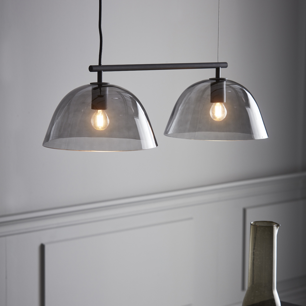 Wendo 70cm Zwart hanglamp Van CO Bankeryd - De Wendo plafondlamp geeft met zijn kappen van gerookt glas een sprankelend, warm en zacht licht aan de kamer.