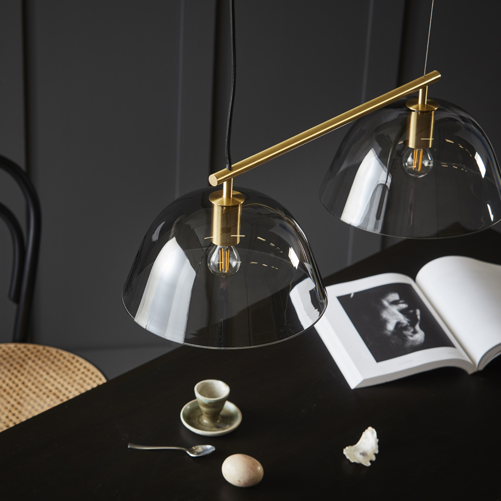 Wendo 70cm Messing hanglamp Van CO Bankeryd - De Wendo plafondlamp geeft met zijn kappen van gerookt glas een sprankelend, warm en zacht licht aan de kamer.