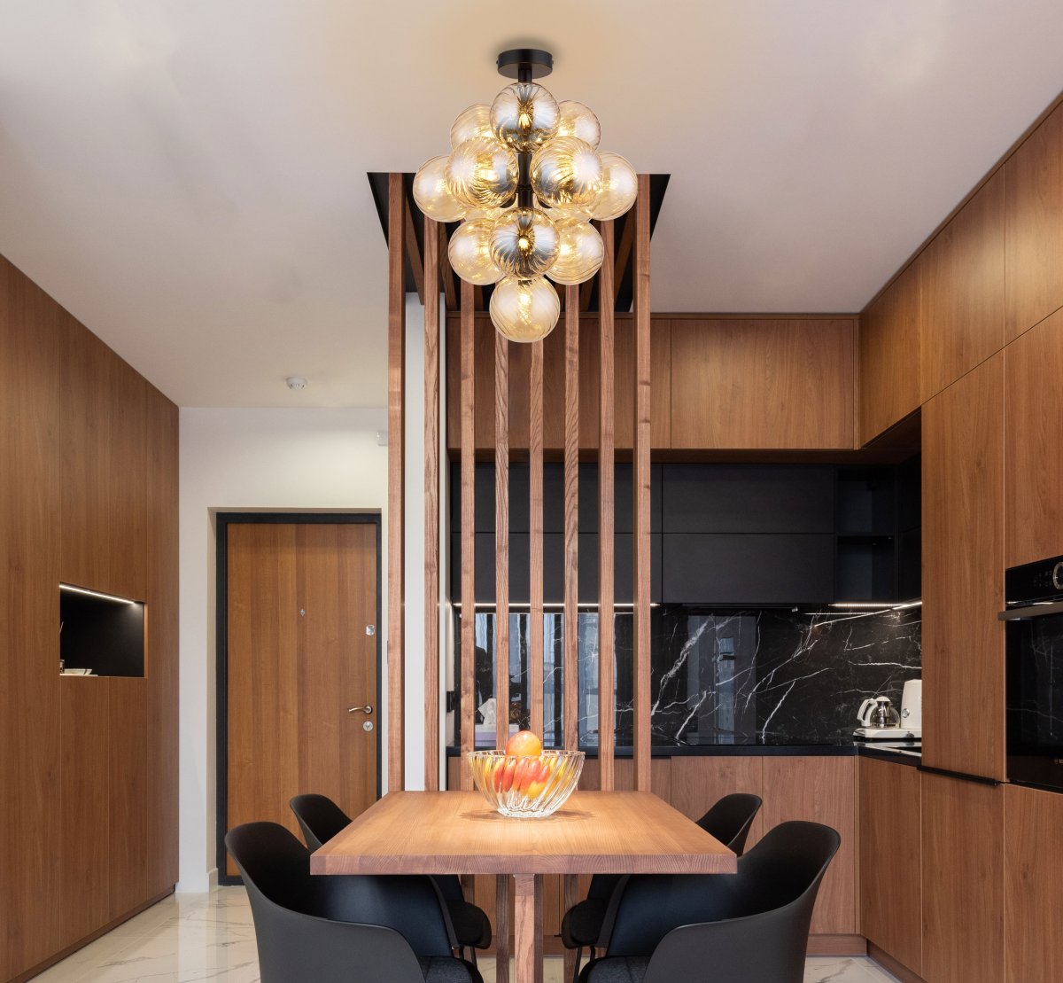 Conor Ø40 Amber plafondlamp Van Globo Lighting - Den har 13st dekorativa ambertonade glaskupor som alla omfamnar en ljusk&auml;lla vilket skapar en fin och harmonisk ljusspridning i rummet.