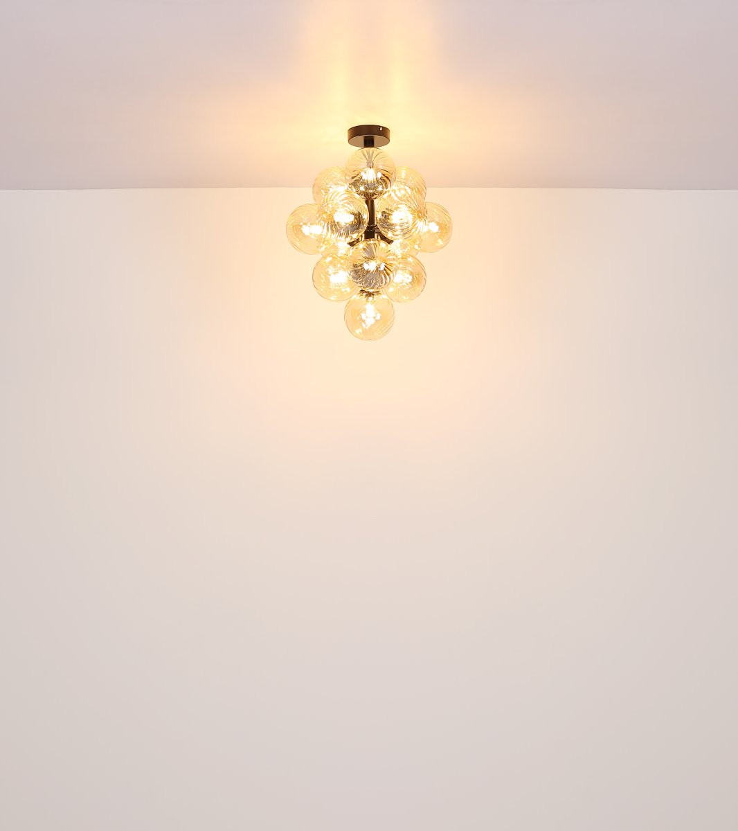 Conor Ø40 Amber plafondlamp Van Globo Lighting - Den har 13st dekorativa ambertonade glaskupor som alla omfamnar en ljusk&auml;lla vilket skapar en fin och harmonisk ljusspridning i rummet.