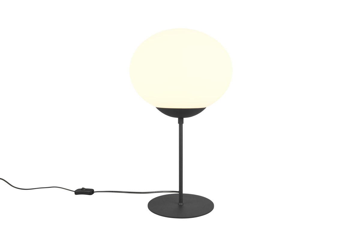Fomento 52cm Zwart tafellamp Van Trio Lighting - De combinatie van matzwart en wit glas creëert een gevoel van luxe en verfijning.