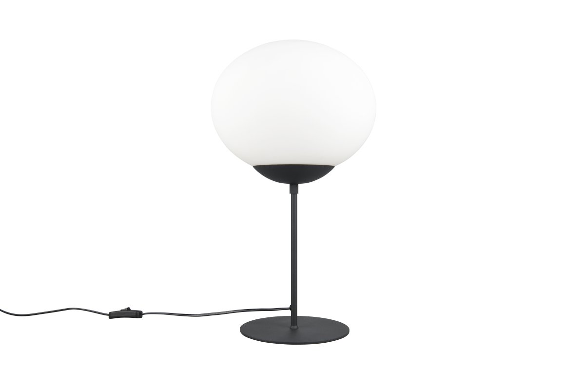 Fomento 52cm Zwart tafellamp Van Trio Lighting - De combinatie van matzwart en wit glas creëert een gevoel van luxe en verfijning.