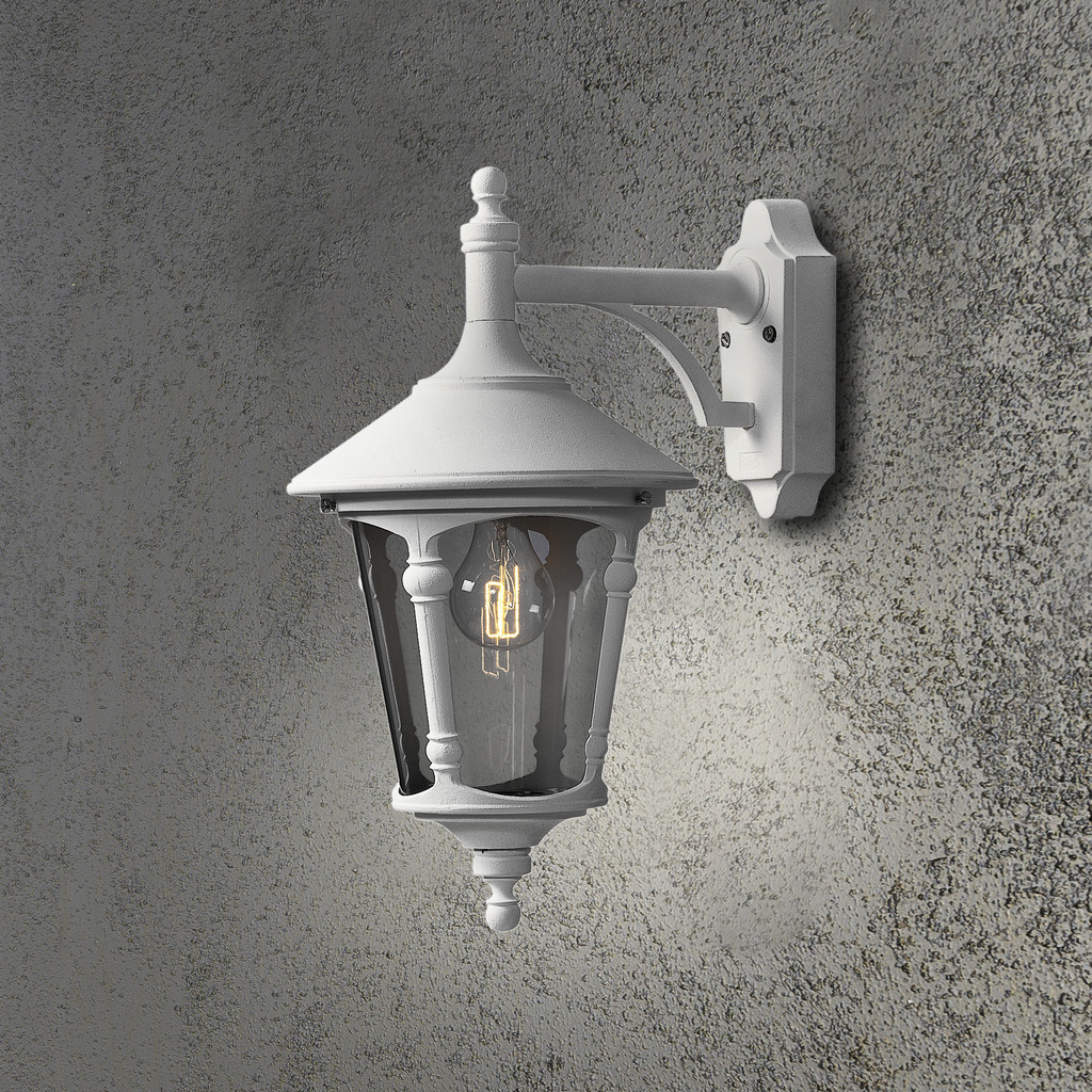 Virgo Wit buitenlamp Van Konstsmide - Maak een indrukwekkende eerste indruk en geef uw buitenmuur een stijlvolle verlichtingsoplossing die traditie combineert met functionaliteit!