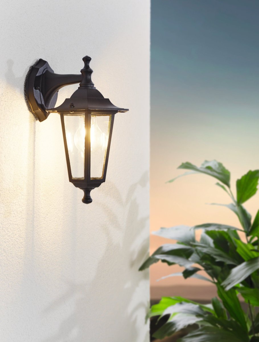 Laterna Zwart buitenlamp Van Eglo - Het heldere glas laat de lichtbron zien en verspreidt een aangenaam en sfeervol licht.