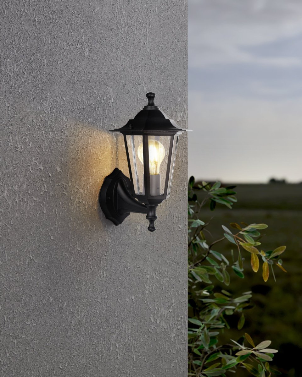 Laterna Zwart buitenlamp Van Eglo - Het heldere glas laat de lichtbron zien en verspreidt een aangenaam en sfeervol licht.