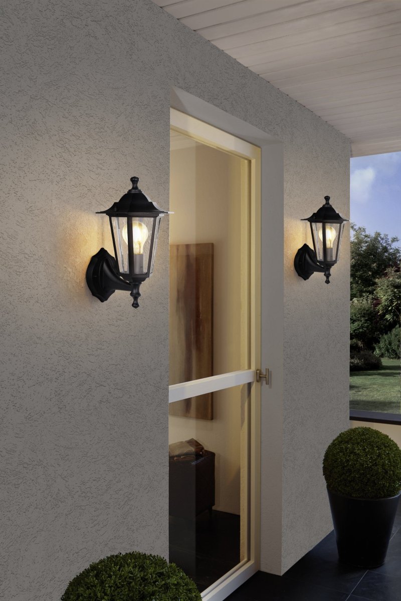 Laterna Zwart buitenlamp Van Eglo - Het heldere glas laat de lichtbron zien en verspreidt een aangenaam en sfeervol licht.