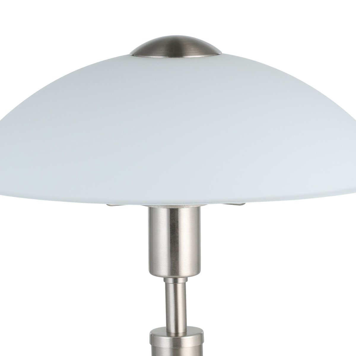 Solo 35cm Nikkel tafellamp Van Eglo - De lamp is gemaakt van metaal met een elegante matte nikkelafwerking en heeft een satijnglazen kap die een zacht en aangenaam licht verspreidt.