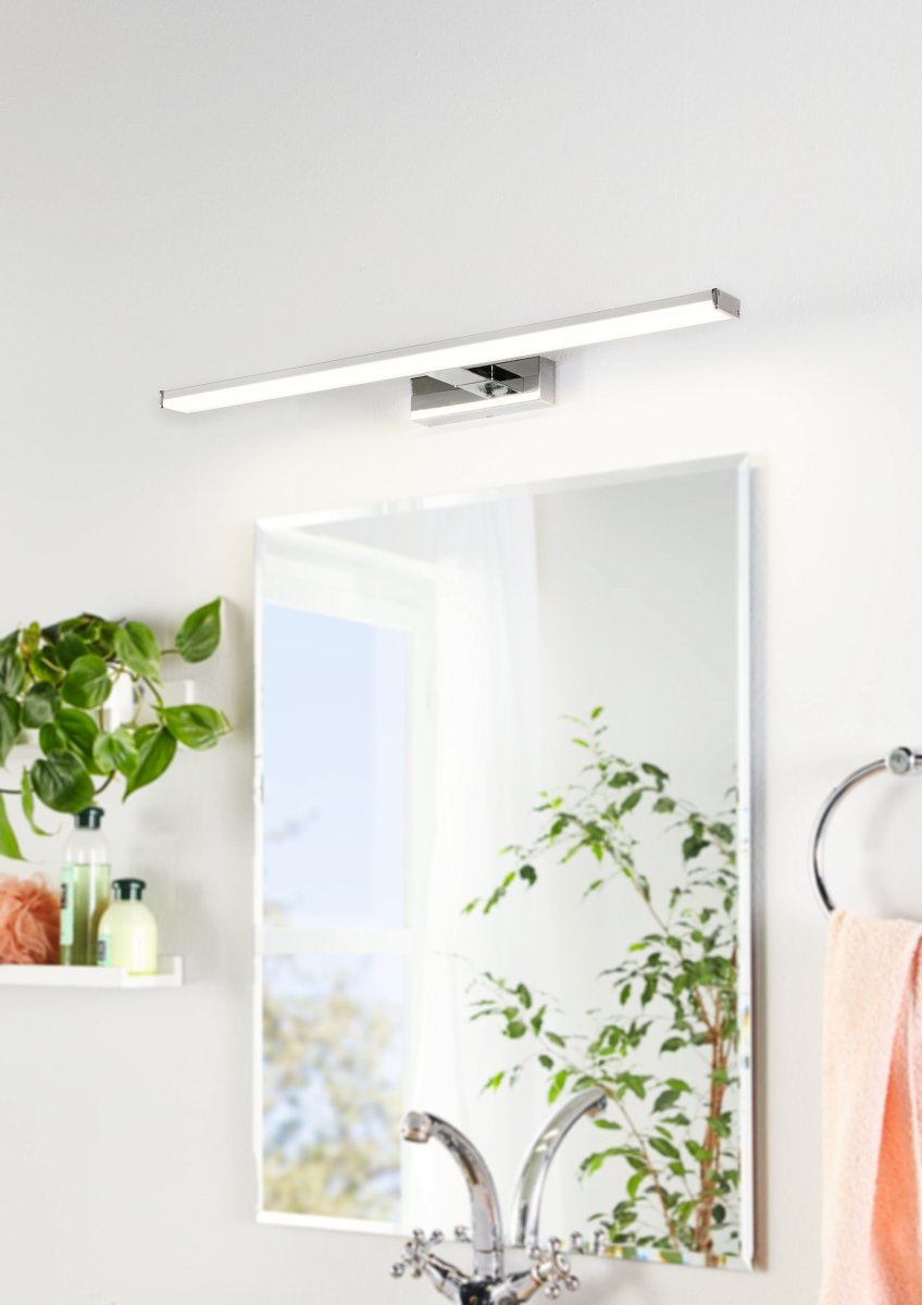 Pandella 60cm Chroom badkamerlamp Van Eglo - De lamp heeft een elegante chromen afwerking en een ge&iuml;ntegreerde LED die een helder, wit licht van 4000K met een lichtopbrengst van 1350 lumen produceert.