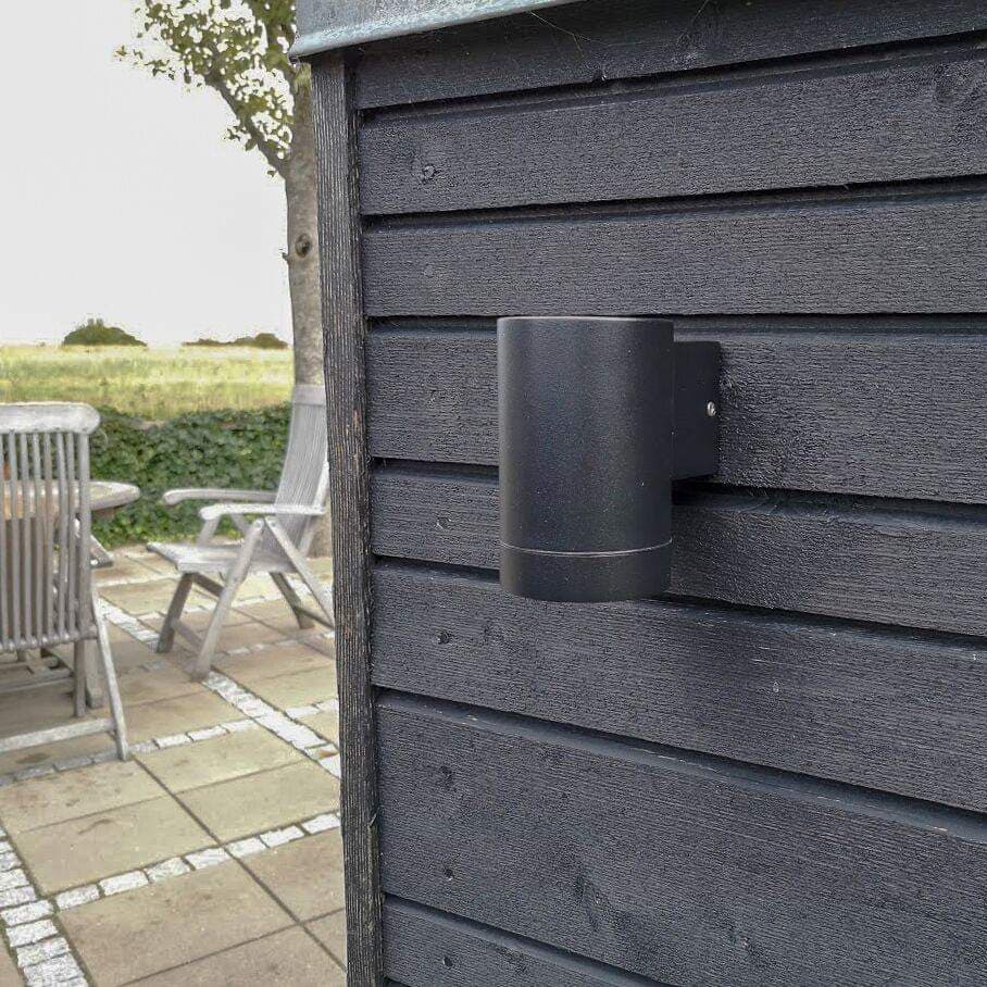 Stege Zwart buitenlamp Van Dyberg Larsen - Gemaakt van aluminium en kunststof, duurzaam en slijtvast, geschikt voor buitengebruik.