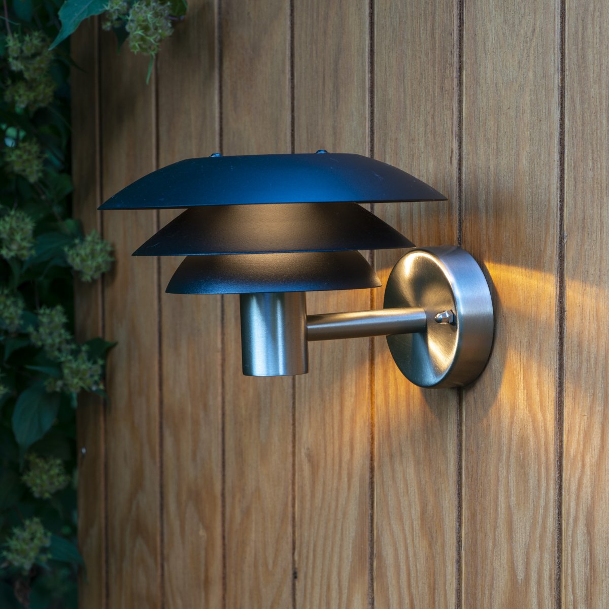 DL20 Roestvrij staal buitenlamp Van Dyberg Larsen - De DL20 gevellamp van Dyberg Larsen zorgt voor de perfecte verlichting rondom uw huis.