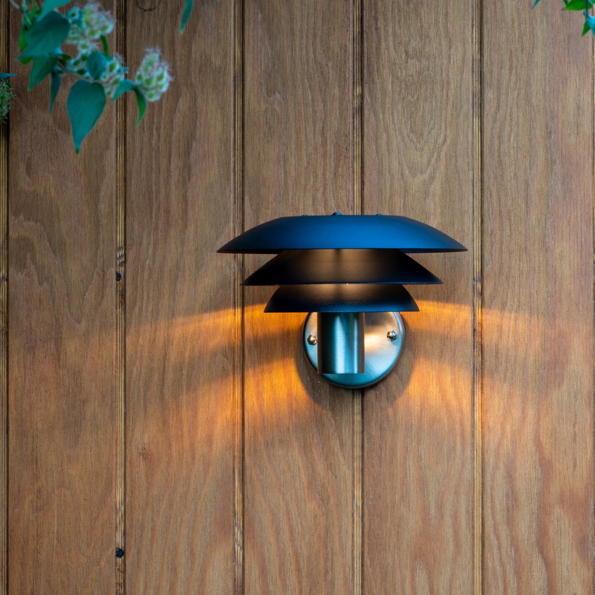 DL20 Roestvrij staal buitenlamp Van Dyberg Larsen - De DL20 gevellamp van Dyberg Larsen zorgt voor de perfecte verlichting rondom uw huis.