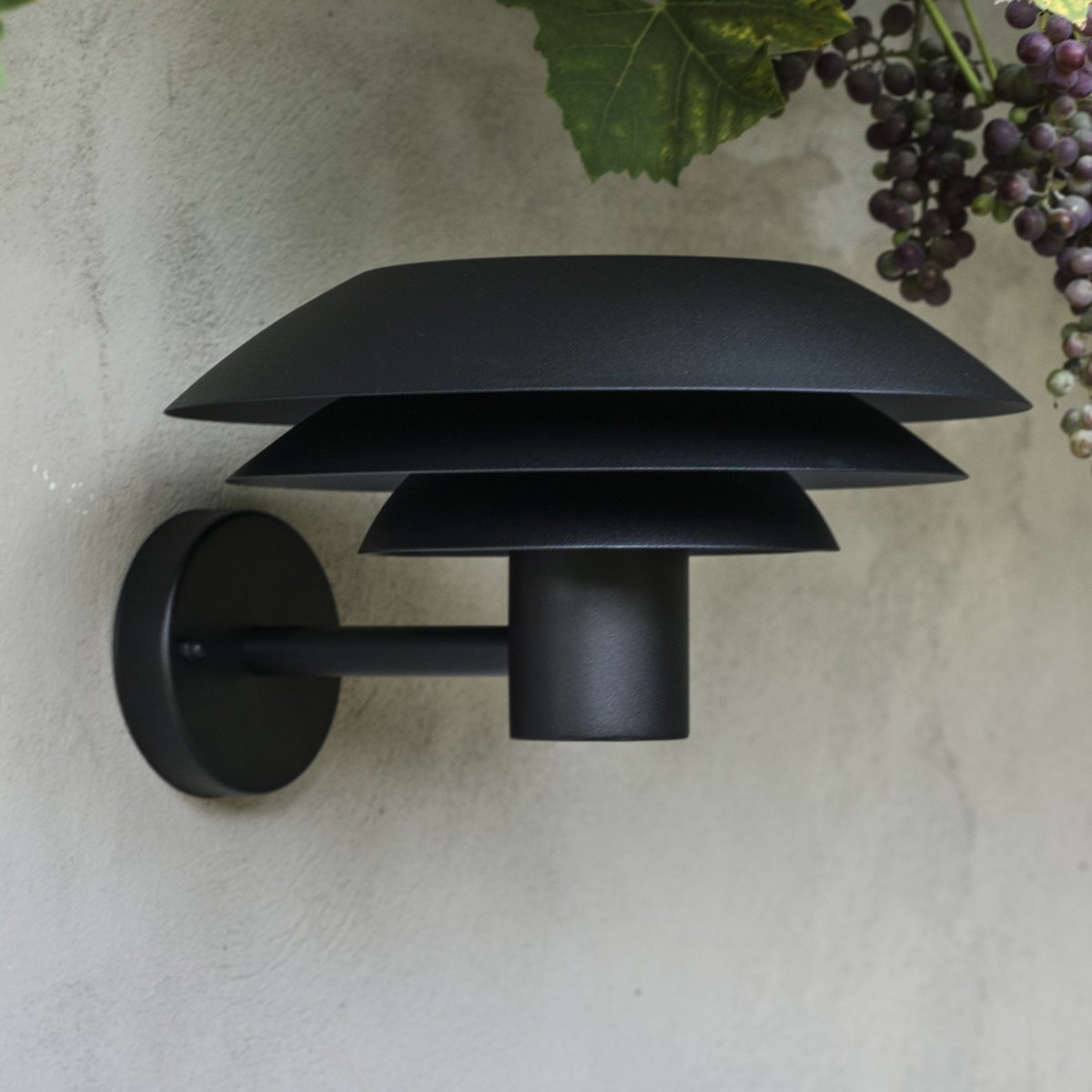 DL31 Zwart buitenlamp Van Dyberg Larsen - De DL31 gevellamp uit de DL-serie van Dyberg Larsen zorgt voor fantastische verlichting rondom uw huis met de iconische drie kappen in verschillende maten die een magisch licht verspreiden.