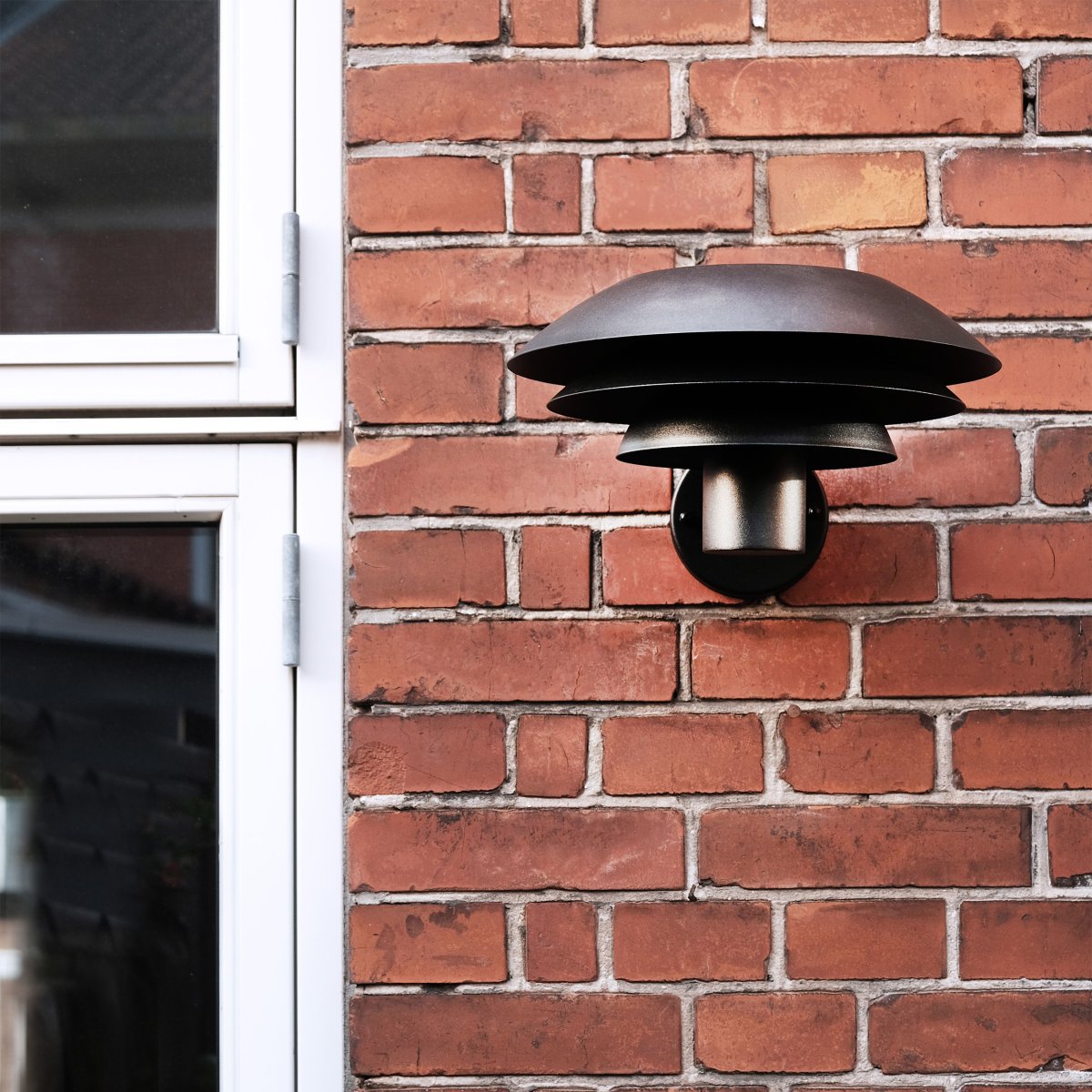DL31 Zwart buitenlamp Van Dyberg Larsen - De DL31 gevellamp uit de DL-serie van Dyberg Larsen zorgt voor fantastische verlichting rondom uw huis met de iconische drie kappen in verschillende maten die een magisch licht verspreiden.