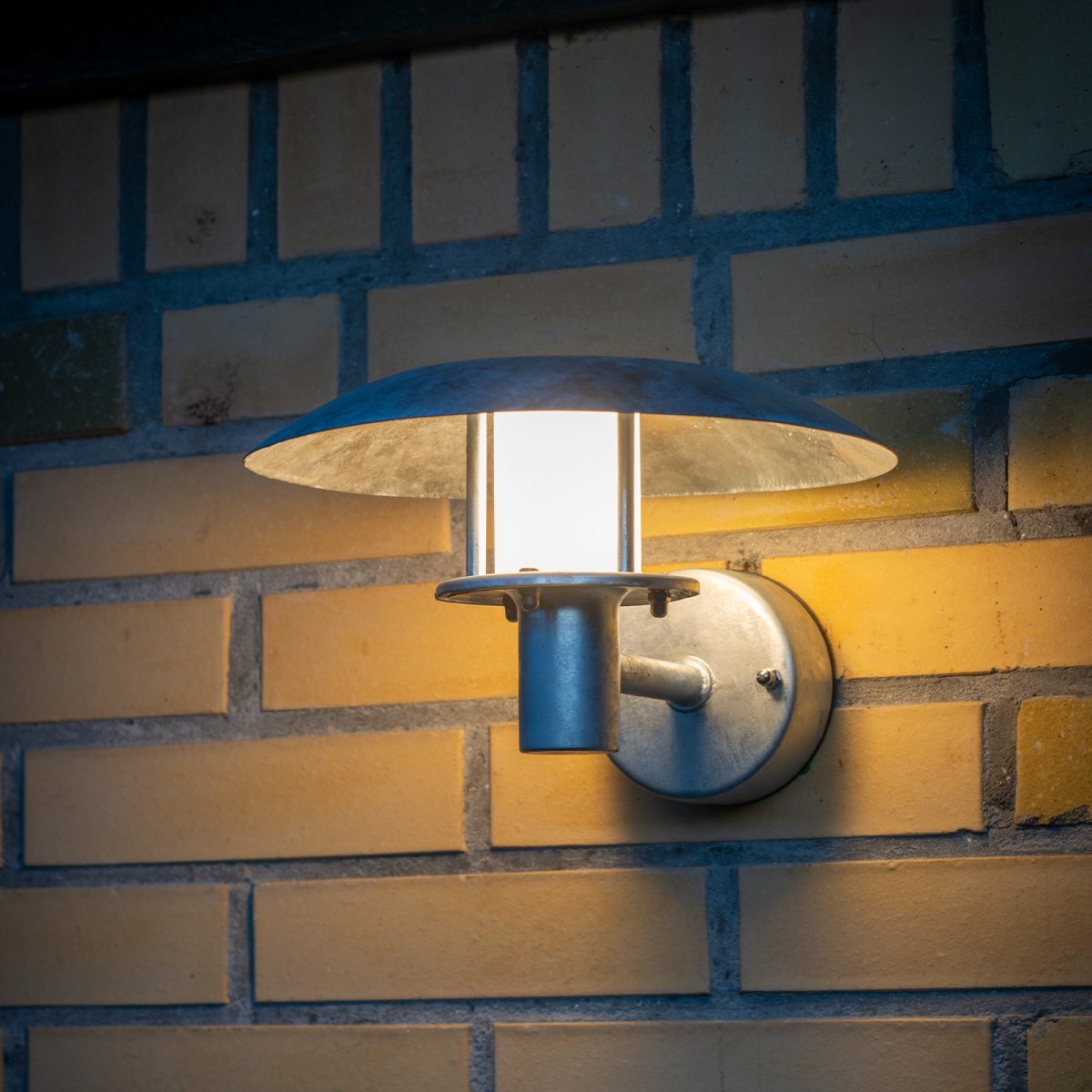 Randers Gegalvaniseerd buitenlamp Van Dyberg Larsen - De gegalvaniseerde buitenlamp van Randers heeft een klassiek ontwerp met een kap en een open uitstraling.