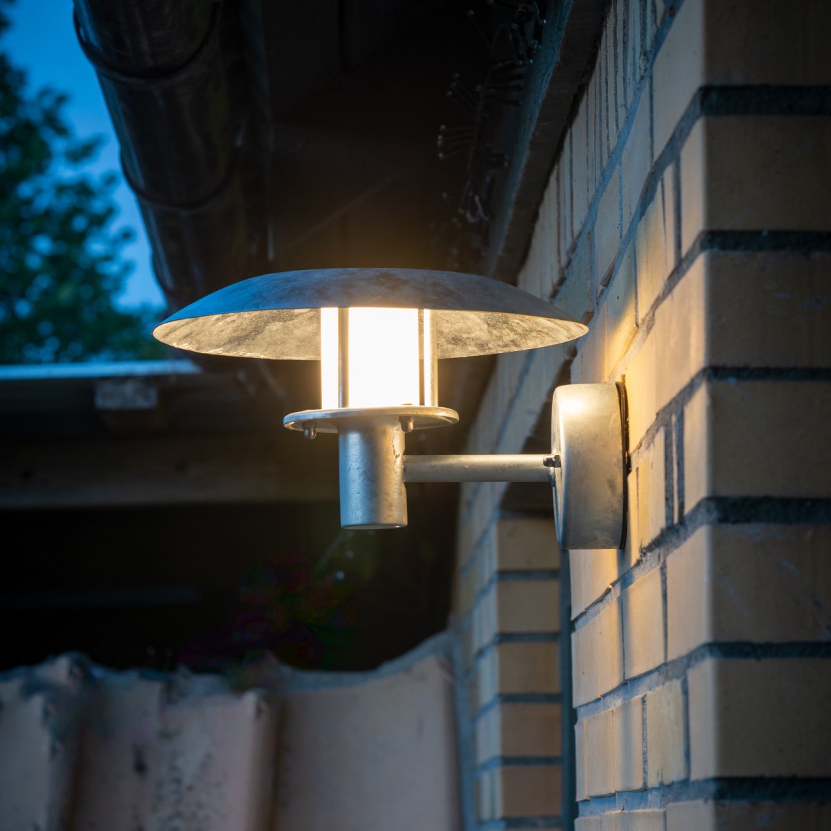 Randers Gegalvaniseerd buitenlamp Van Dyberg Larsen - De gegalvaniseerde buitenlamp van Randers heeft een klassiek ontwerp met een kap en een open uitstraling.