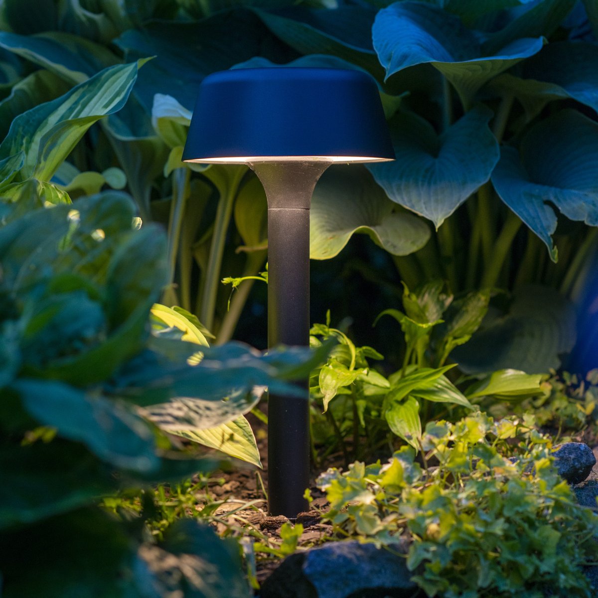 Valencia Zwart solarlamp Van Dyberg Larsen - Dankzij de pin aan de onderkant kan de lamp eenvoudig in de grond of in een pot worden geplaatst.