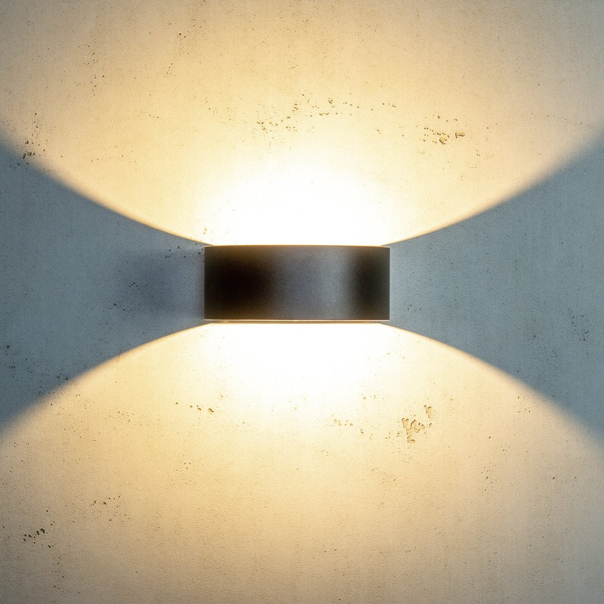 Circle Zwart buitenlamp Van Dyberg Larsen - Het ronde ontwerp van de lamp heeft een platte achterkant die tegen de muur aanligt en een halfronde voorkant, waar een LED-lichtstrip een prachtig verticaal licht langs de muur verspreidt.
