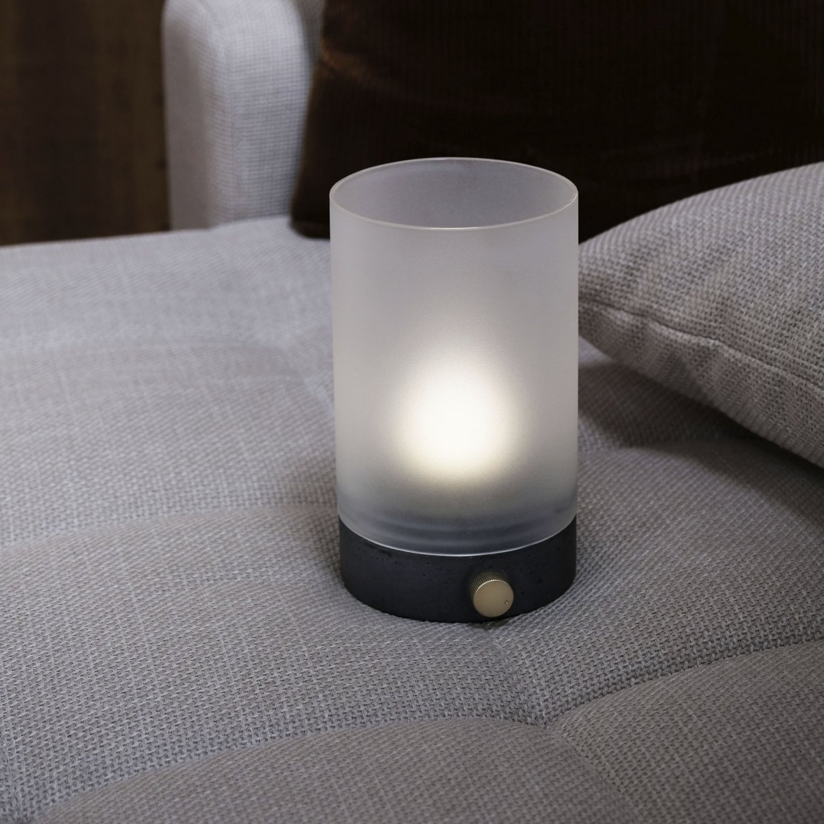 Cozy 20cm Grijs Draagbare Van Dyberg Larsen - Hij laadt eenvoudig op via USB-C en is compact genoeg om op uw bureau te plaatsen.