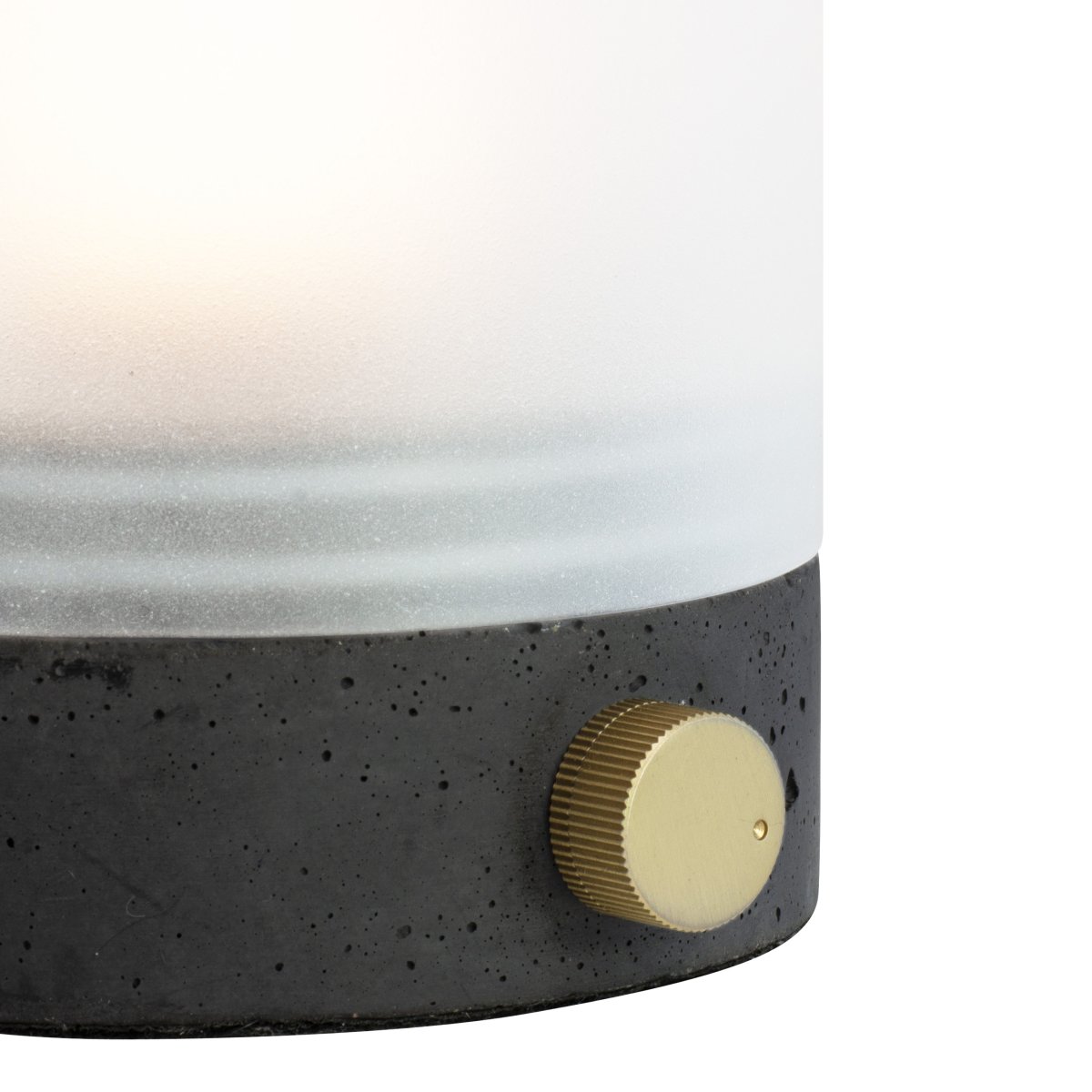 Cozy 20cm Grijs Draagbare Van Dyberg Larsen - Hij laadt eenvoudig op via USB-C en is compact genoeg om op uw bureau te plaatsen.