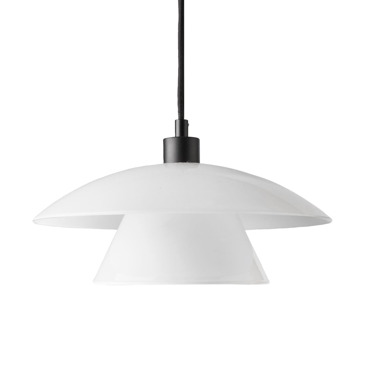 Norup Ø28 Zwart hanglamp Van Dyberg Larsen - De lampenkap van opaalglas verspreidt een zacht en aangenaam licht en met het tijdloze design en de zorgvuldig geselecteerde materialen is de Norup-serie een esthetisch juweeltje.
