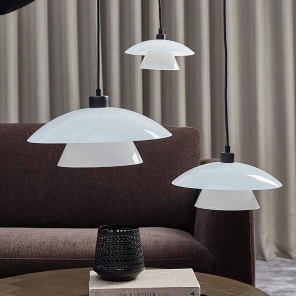 Norup Ø28 Zwart hanglamp Van Dyberg Larsen - De lampenkap van opaalglas verspreidt een zacht en aangenaam licht en met het tijdloze design en de zorgvuldig geselecteerde materialen is de Norup-serie een esthetisch juweeltje.