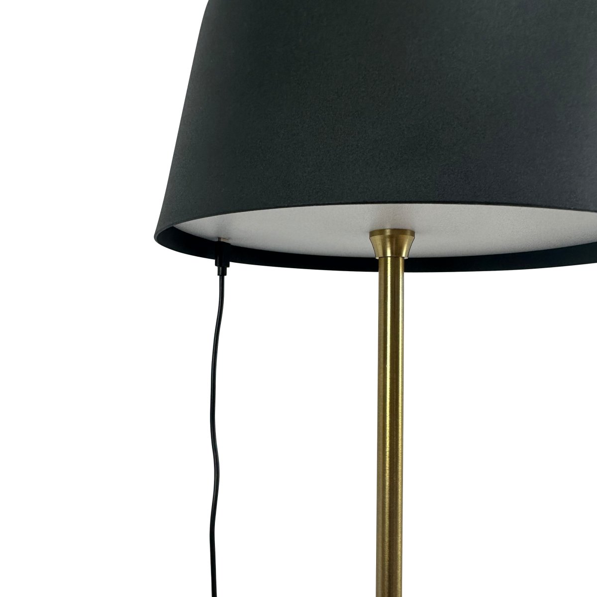 Yoyo LED 125cm Messing Draagbare Van Dyberg Larsen - Med en bas och stomme i m&auml;ssings, kombinerat med en sk&auml;rm i borstad svart metall, blir Yoyo en elegant inredningsdetalj.