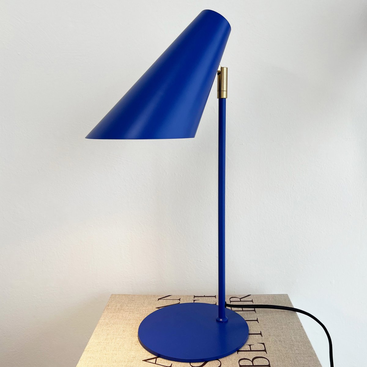 Cale 50cm Donkerblauw bureaulamp Van Dyberg Larsen - Ideaal om uw bureau of bijzettafel een vleugje kleur en persoonlijkheid te geven en tegelijkertijd gericht en comfortabel licht te bieden tijdens het lezen of werken.
