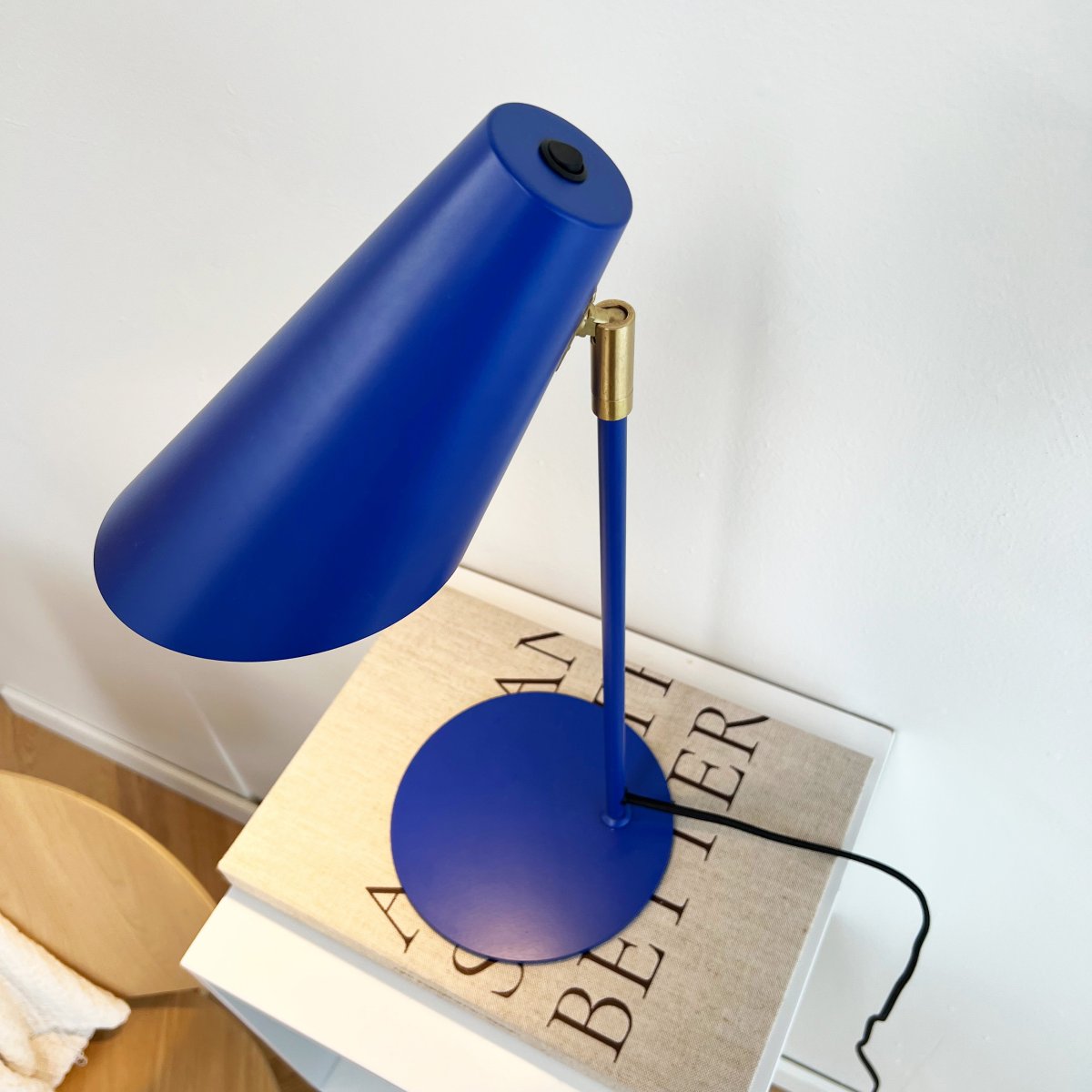 Cale 50cm Donkerblauw bureaulamp Van Dyberg Larsen - Ideaal om uw bureau of bijzettafel een vleugje kleur en persoonlijkheid te geven en tegelijkertijd gericht en comfortabel licht te bieden tijdens het lezen of werken.